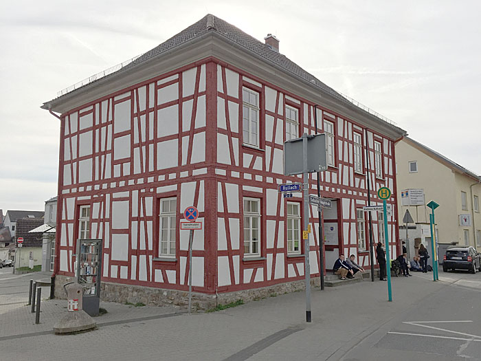 Das Alte Rathaus dient als Ortsgericht, Schiedsstelle, Außenstelle des Bürgeramtes Nordwest und beherbergt die Kinderbücherei..